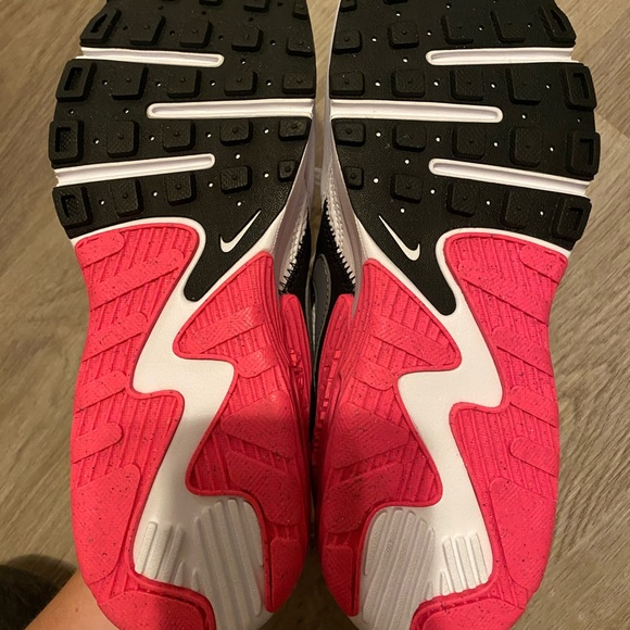 Nike Women's Air Max Excee Sneakers - Picture 4 of 5